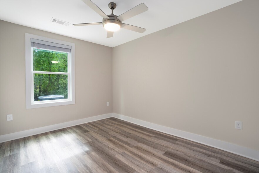 Building Photo - 303 Linwood St