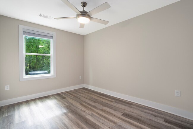 Building Photo - 303 Linwood St