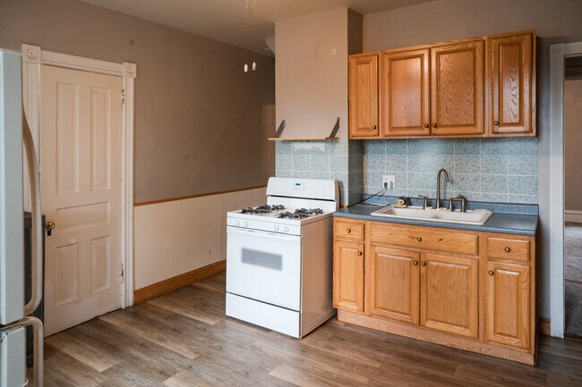 Building Photo - 556 Rose Ave E