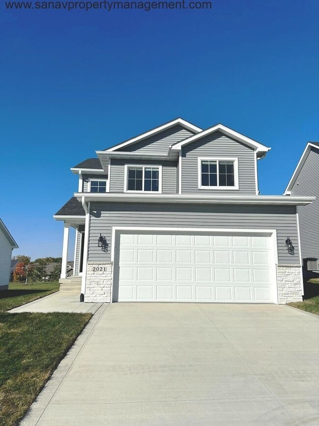 Building Photo - "Charming Family Living: 3BR, 2BA Home Steps Away from High School, Triumph Park, and Sugar Creek...