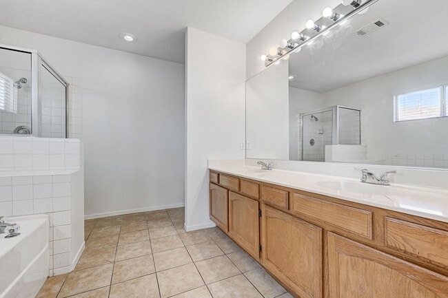 Building Photo - Spacious Henderson Four Bedroom!