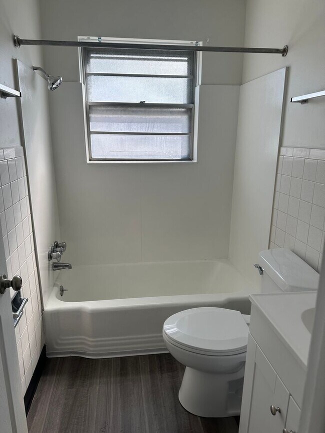 Building Photo - 2908 N Rockwood Dr