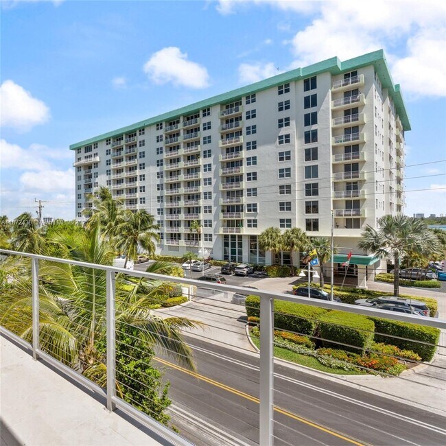 Building Photo - 10281 W Bay Harbor Dr
