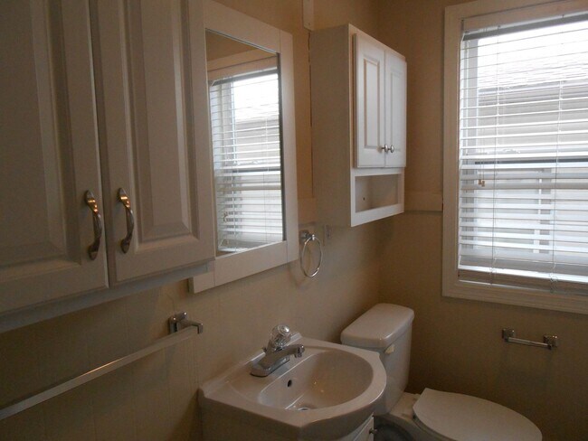 Building Photo - 2 Bed 1 Bath Apartment Near Lincoln Park
