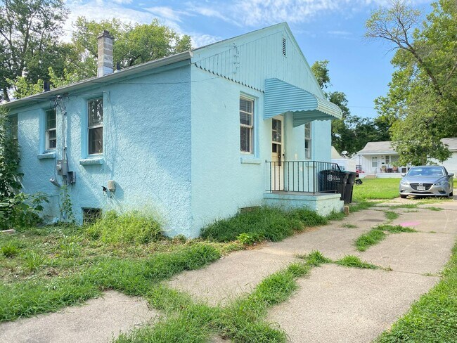 Building Photo - Cozy 4 bed 1.5 bath with a detached garage