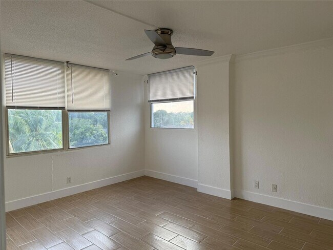 Building Photo - 109 Royal Pk Dr
