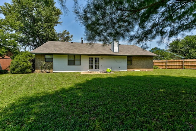 Building Photo - 2206 Whiteoak Cir