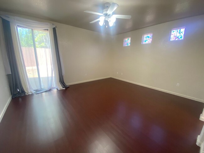 Building Photo - Charming 3 bed/3 full bath with Loft in St...