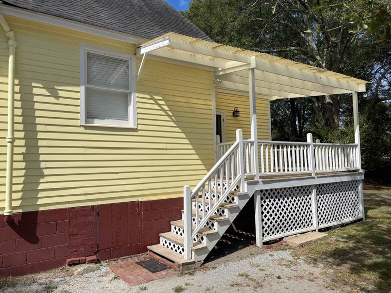 Building Photo - 162 Johnson St