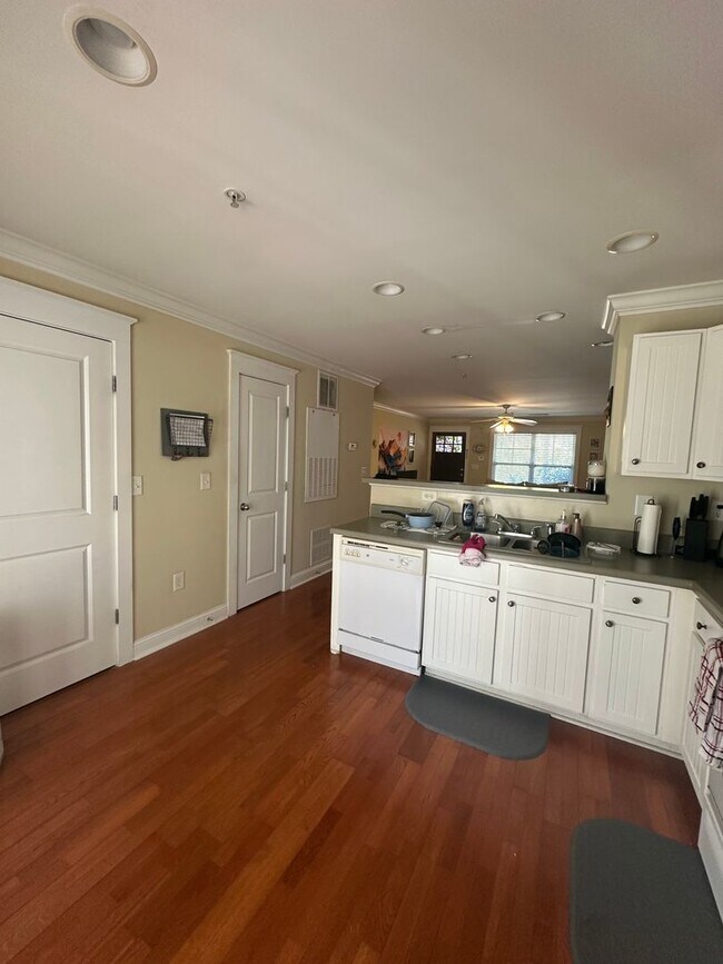 Building Photo - 2 Bedroom 2 Bathroom in gated community of the Summit