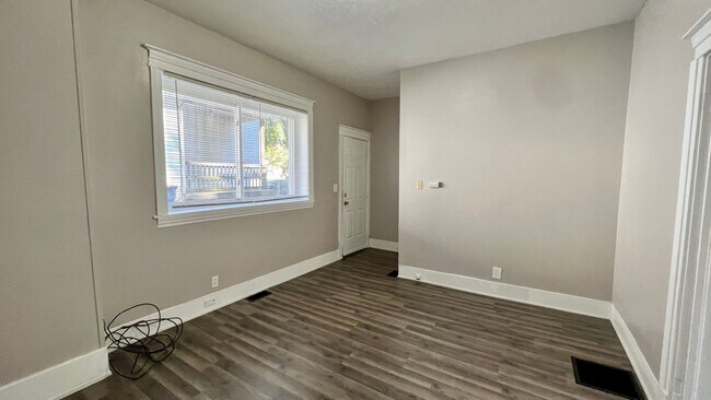 Building Photo - 860 Tenth NW