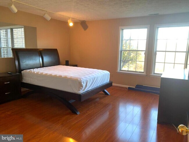 Building Photo - 2109 Woodbox Ln