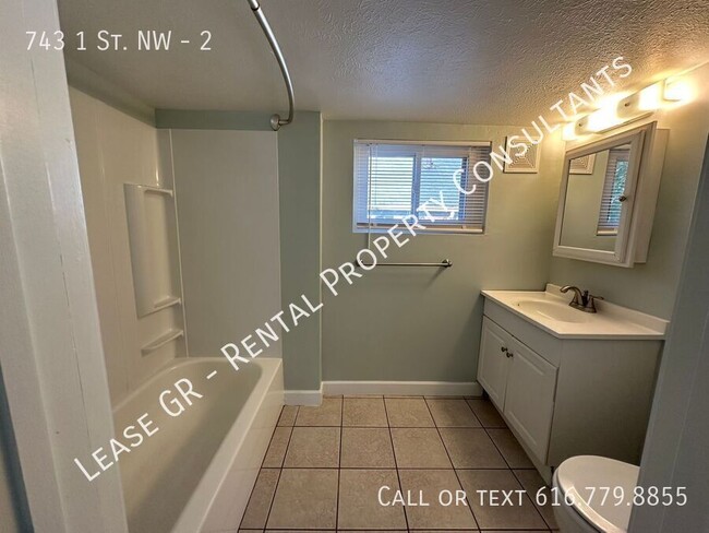 Building Photo - Two Bedroom Upper Duplex w/ Laundry In Unit!