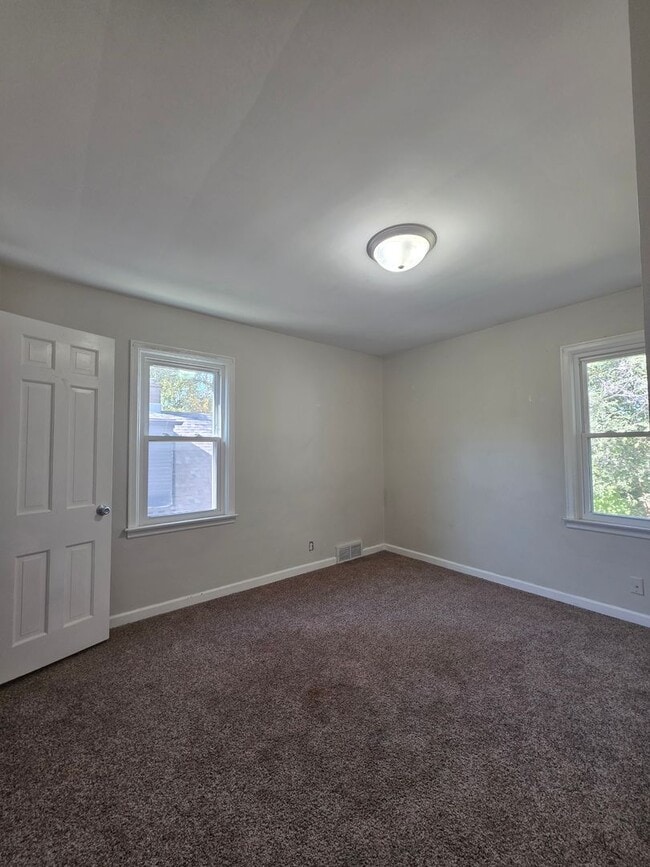 Building Photo - Spacious Three Bedroom!