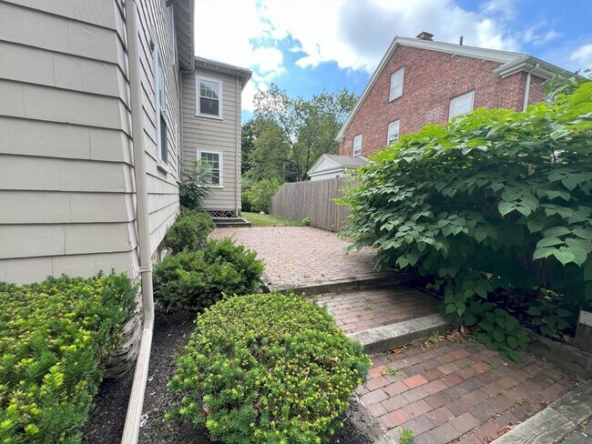 Building Photo - 17-19-19 Maple St