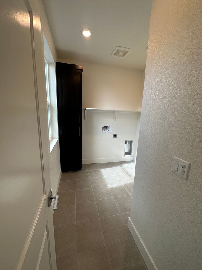 Building Photo - Beautiful 4 Bedroom / 3 Bath River Islands...