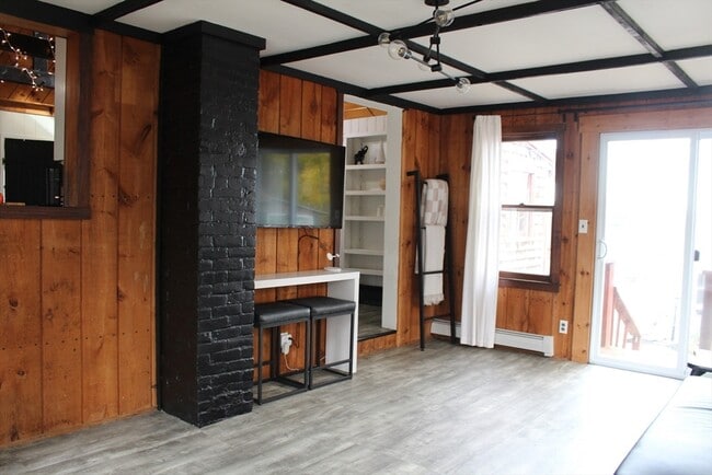 Building Photo - 16 Langlois Pines