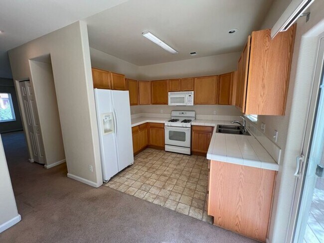 Building Photo - North Reno/UNR: Two Bedroom Townhome