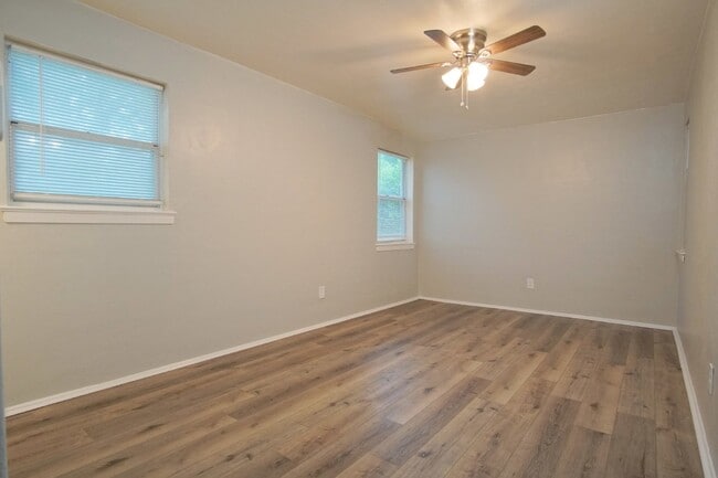 Building Photo - Well-Maintained 3BR/2BA Home with Fenced Y...