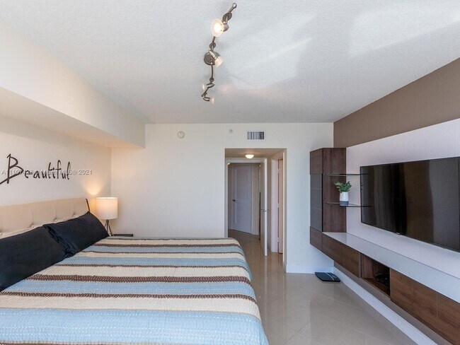 Primary Photo - 16699 Collins Ave