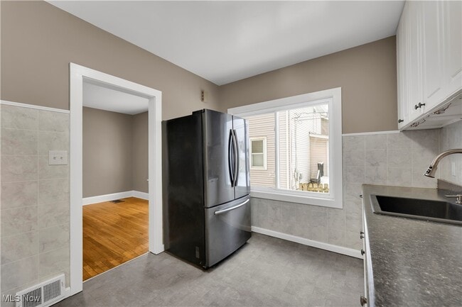 Building Photo - 10403 Russell Ave