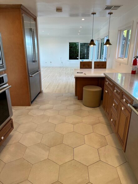 Building Photo - 10136 Hollow Glen Cir