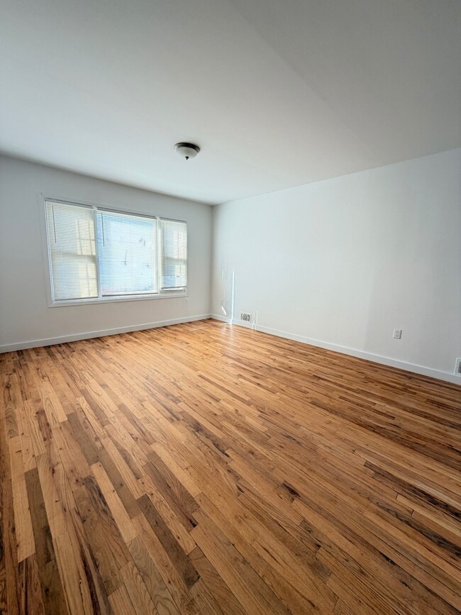 Building Photo - 15-75-75 208th Pl