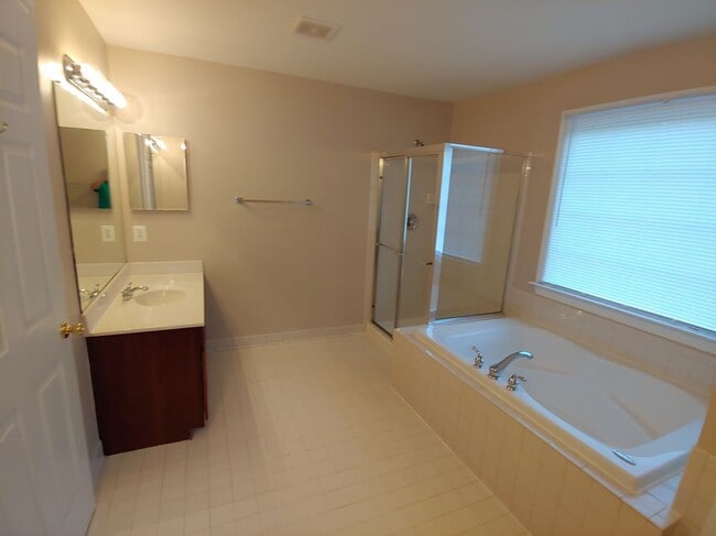 Building Photo - 43340 Julie Martin Ct