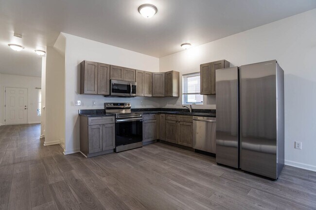 Building Photo - 373 E 13th Ave