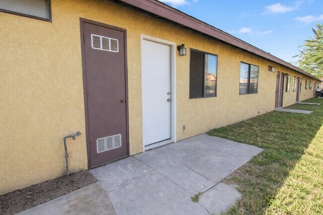 Building Photo - Recently Renovated, Single-Level 2-Bedroom Apartment with Small Fenced Yard.