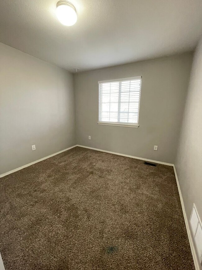 Building Photo - Beautiful 3B/2.5B Home in Ridge Crest Neighborhood - Ready for Move-in