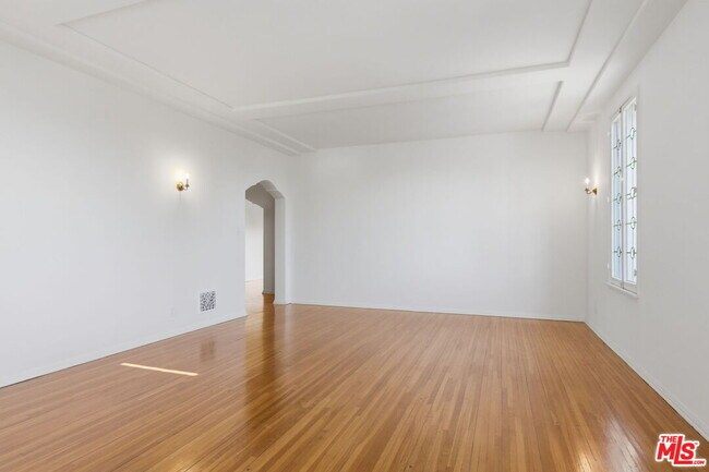 Building Photo - 307 S Doheny Dr