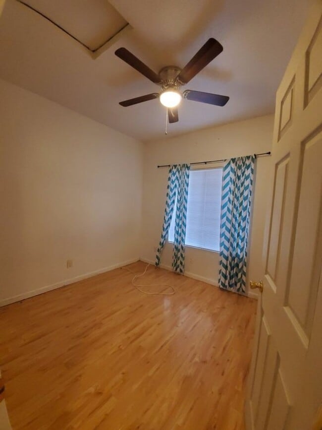 Building Photo - 3 bedroom house close to Lorena Falasco and soccer park