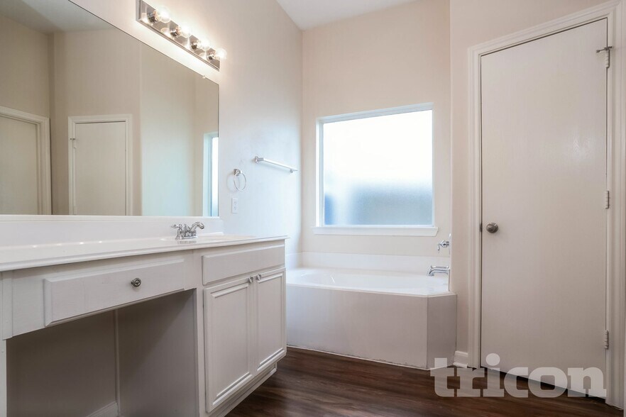 Building Photo - 810 Forest Hillside Ln