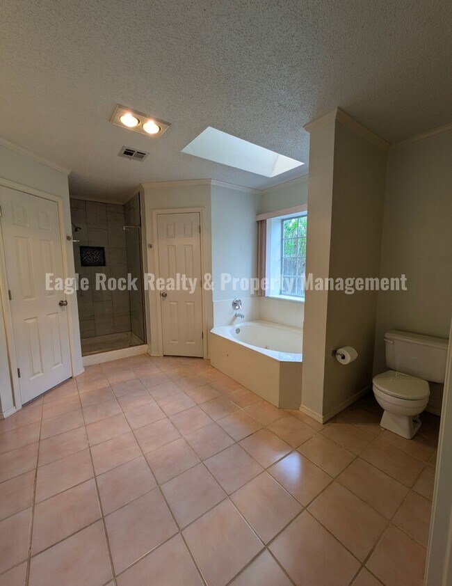 Building Photo - 1304 N Umbrella Ave
