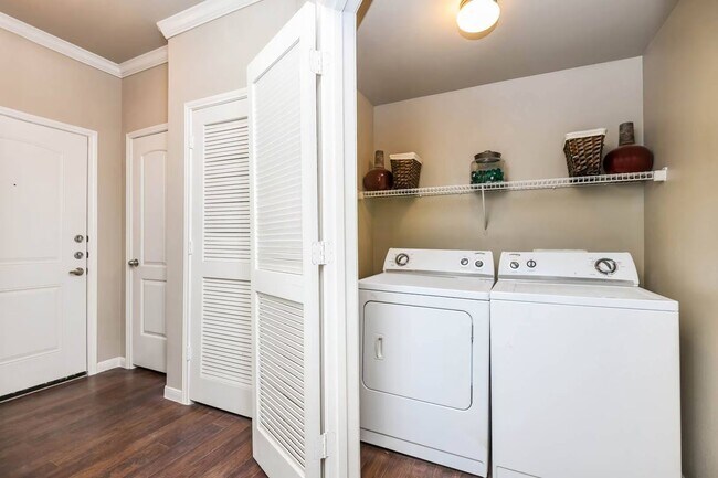 Building Photo - Spacious Style Meets Comfort | Move In Today!