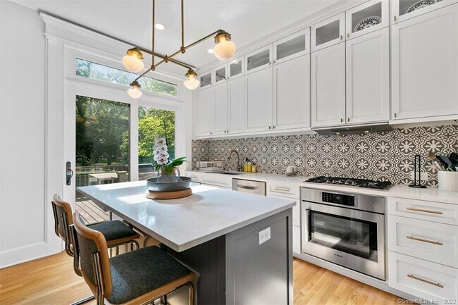 Building Photo - 20 Academy St