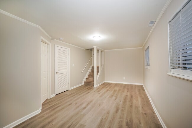 Building Photo - 711 Shady Creek Dr