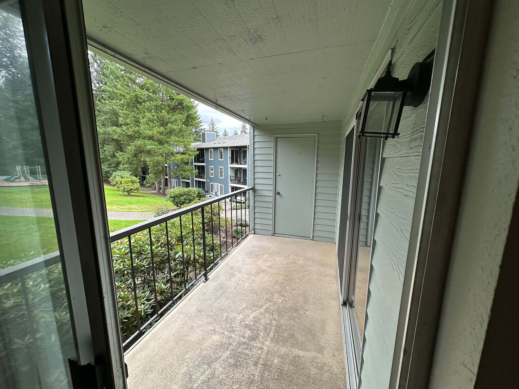 Building Photo - 4641 W Lake Sammamish Pky SE