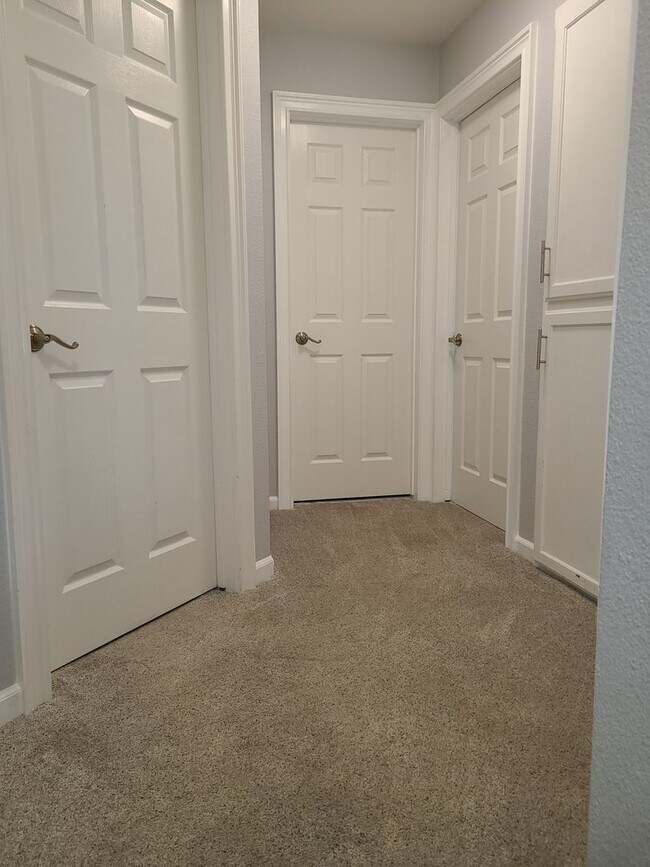 Building Photo - Beautiful Updated 3 bedroom 2.5 bath Hayde...