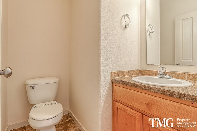 Building Photo - Pet Friendly Home In A Great Convenient Location!