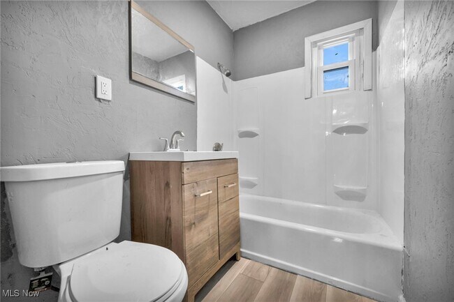 Building Photo - 422 E 222nd St