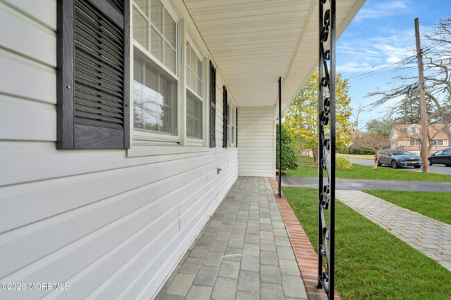 Building Photo - 429 Lake Ave