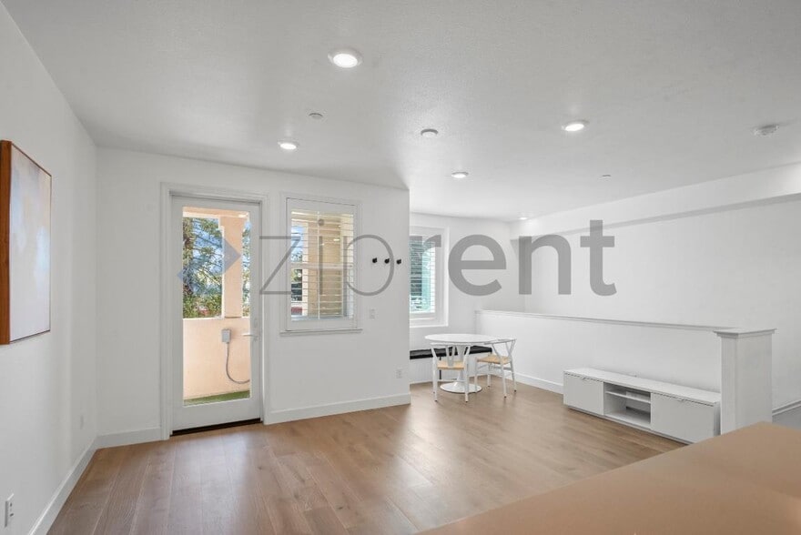 Building Photo - 15 Lisbon Ln