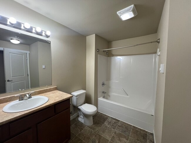Building Photo - Shuksan Apartments - 2 Bed 1.5 Bath - Bellingham, WA