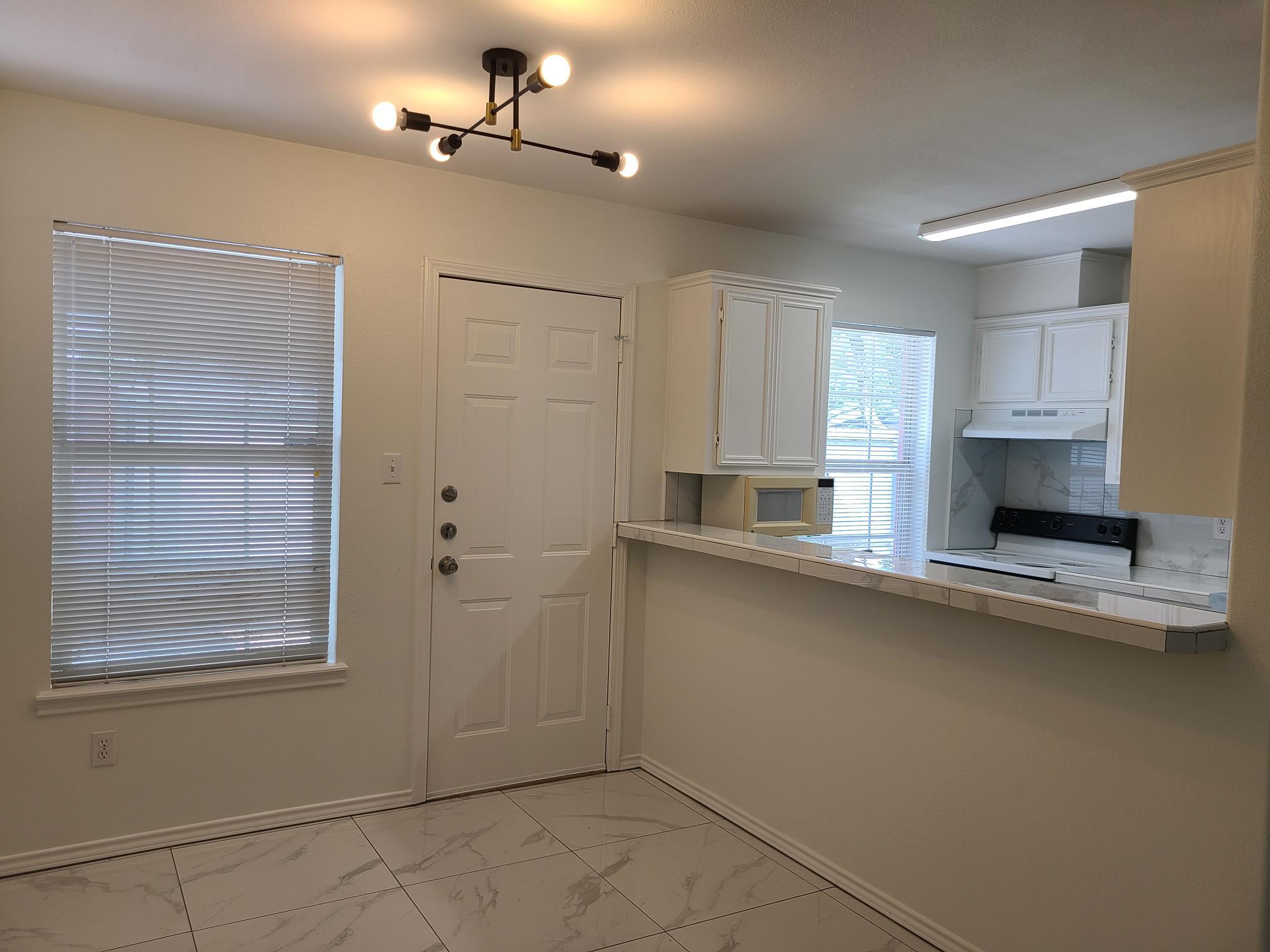 Building Photo - 1018 Lexington Cir
