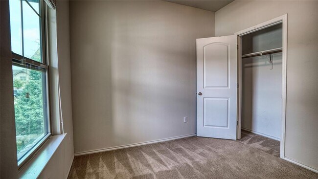 Building Photo - 137 Carlina Lp