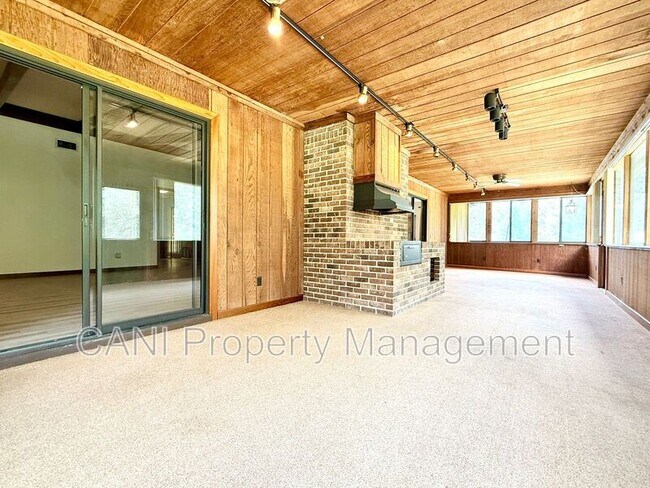 Building Photo - 733 Westchester Dr
