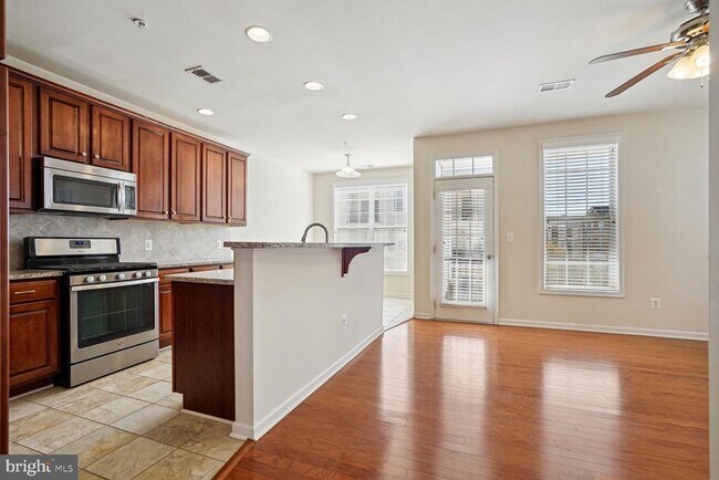 Building Photo - 43085 Thoroughfare Gap Terrace