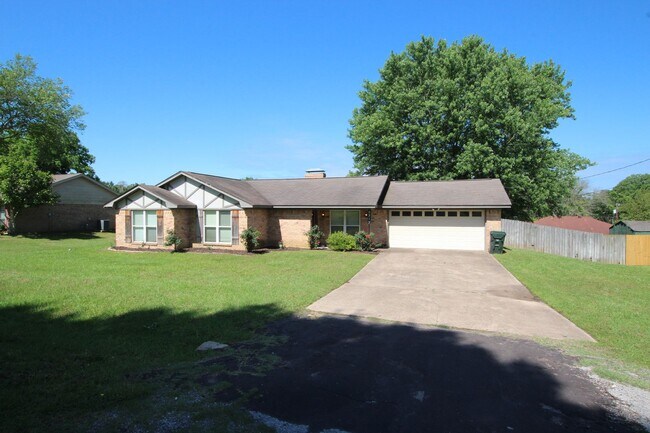 Building Photo - 3 Bedroom 2 Bath Home In Tyler ISD!